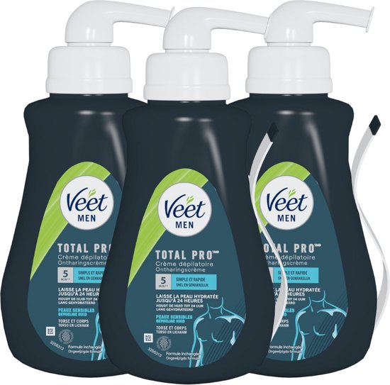 Drie donkerblauwe flessen Veet Men Total Pro ontharingscrème met witte pompjes. De voorzijde toont het Veet logo, 'Total Pro', 'Crème dépilatoire Ontharingscrème', 'Simple et Rapide', 'Jusqu'à 24 Heures Lang Gehydrateerd', 'Peaux Sensibles', en 'Torse et Corps'.
