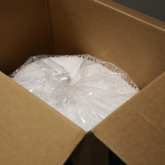 Witte micro EPS parels in een doorzichtige plastic zak in een kartonnen doos.