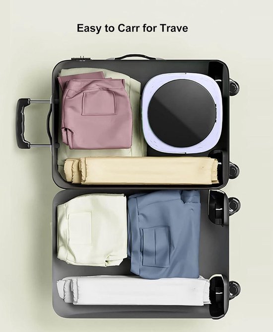 Mini-lave-linge pliable violet emballé dans une valise parmi des vêtements.