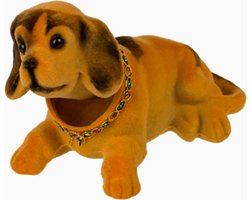Een vrolijk lief knikkend hondje met een bewegende kop. Leuk om op de achterbank in de auto te zetten! Deze hond is voor decoratie en niet om mee te spelen. Natuurlijk is de hond ook leuk om cadeau te geven aan iemand.