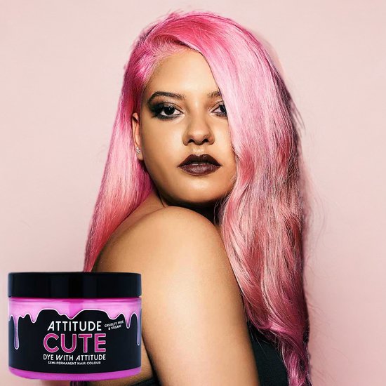Model met lang, roze haar en een potje 'ATTITUDE CUTE' haarverf.