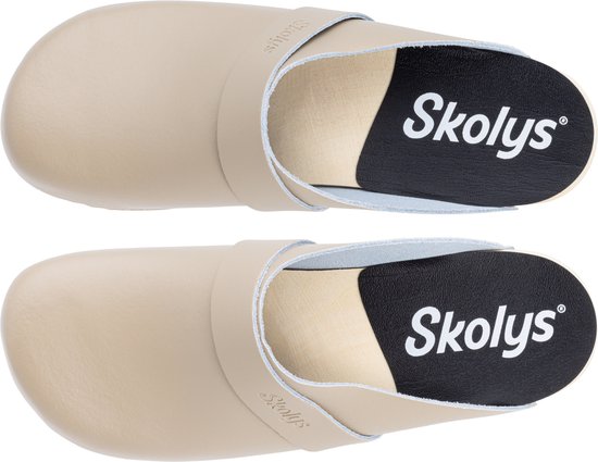Bovenkant van twee beige klompen van Skolys. Zwarte binnenzool met wit Skolys logo.