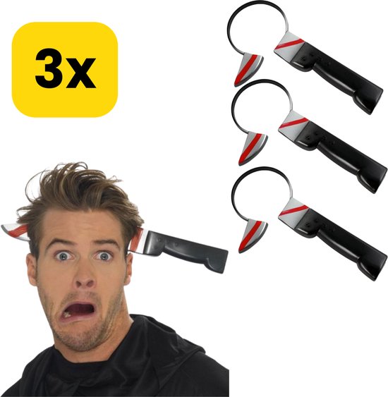 Man met een zwarte hoodie draagt een diadeem met een mes dat door zijn hoofd lijkt te steken. Tekst: 3x.
