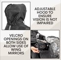 Detail van capuchon en klittenbandsluitingen op regenponcho, met tekst "VELCRO OPENINGS ON BOTH SIDES ALLOW USE OF WING MIRRORS".