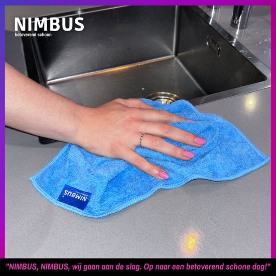 Hand met blauwe microvezeldoek met NIMBUS label bij een spoelbak.