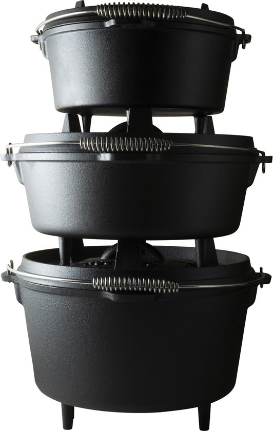 Drie zwarte gietijzeren Dutch ovens op elkaar gestapeld.