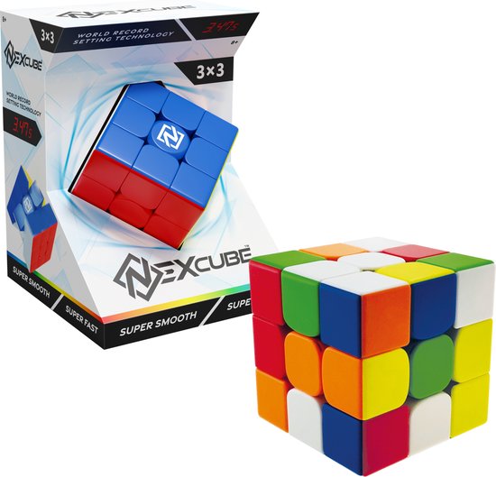 Een Nexcube 3x3 kubus op een witte achtergrond en in de verpakking. De kubus in de verpakking heeft blauwe, rode en gele zijden. De andere kubus heeft alle kleuren.