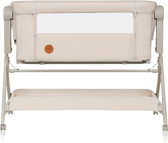 Berceau cododo beige avec hauteur réglable, panier de rangement et roues.