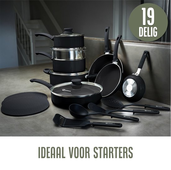 Une batterie de cuisine noire avec des ustensiles, comprenant trois casseroles, deux poêles et un panier vapeur.