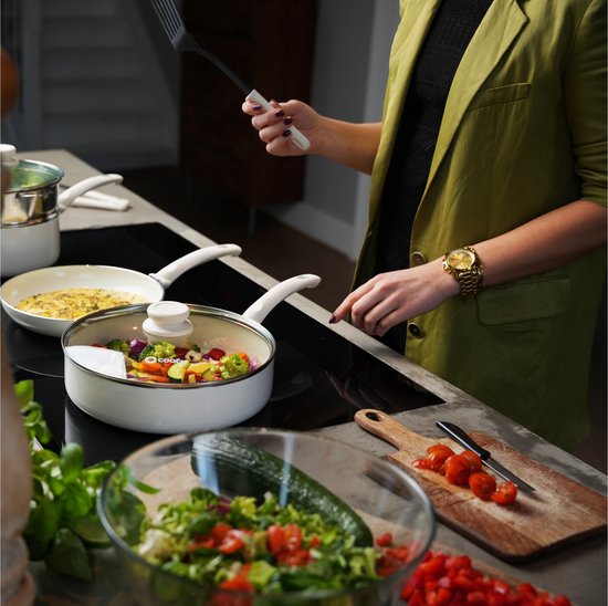 COOCK 19-delige inductiekookset – Premium kwaliteit – Gerecycled aluminium met keramische antiaanbaklaag – Ergonomische koudgrepen – Inclusief onderzetters & e-book – Zwart