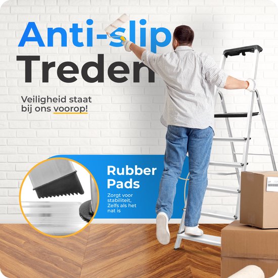 Man schildert een muur vanaf een aluminium huishoudtrap met antislip treden en rubberen pads.
