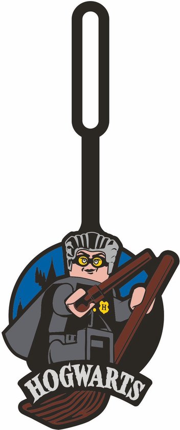 LEGO bagagelabel van Madam Hooch in haar grijze tenue, met bezem en de tekst HOGWARTS.
