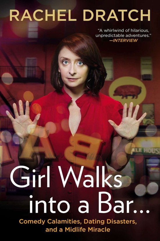 Rachel Dratch draagt een rode jurk en houdt haar handen omhoog. De titel luidt 'Girl Walks into a Bar...'.