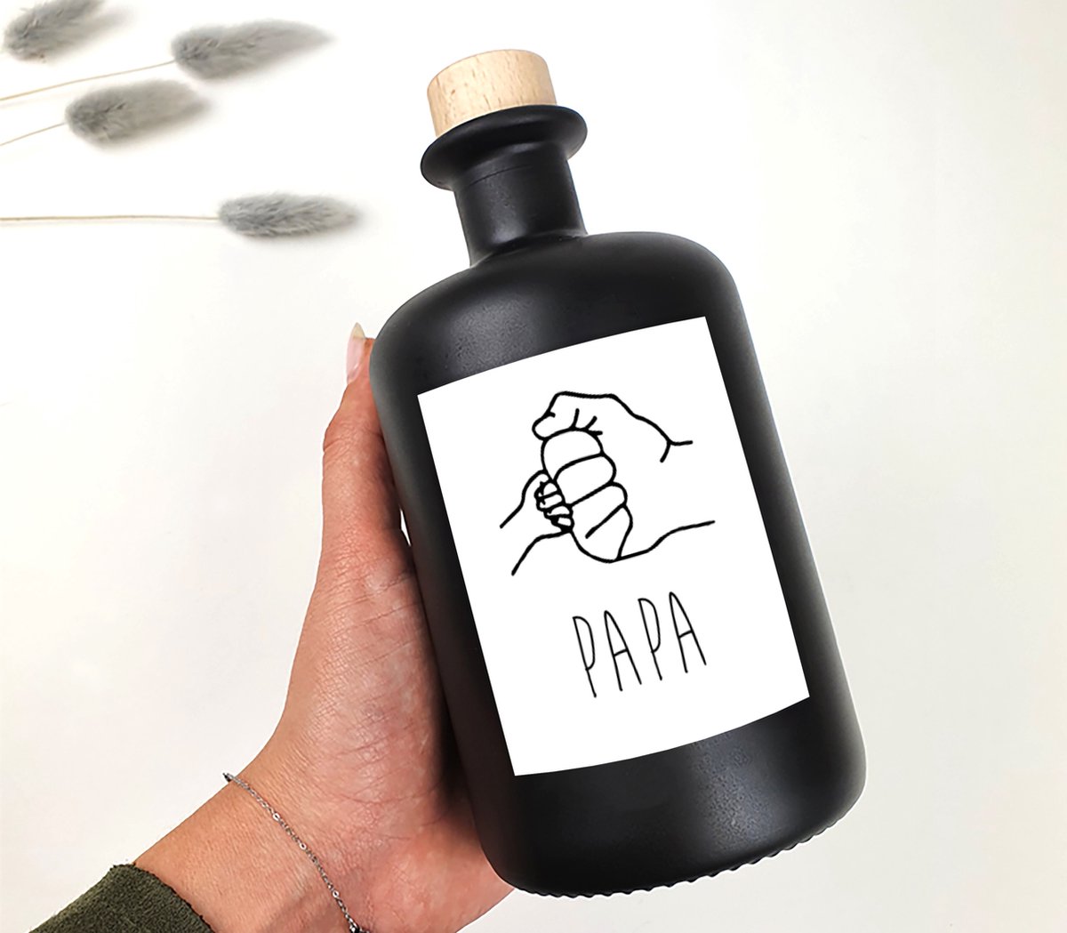 Papa - LEGE zwarte glazen fles - Papa cadeau - Cadeau papa - Cadeau vader - Ongevulde fles om te vullen naar wens - Fistbump thema