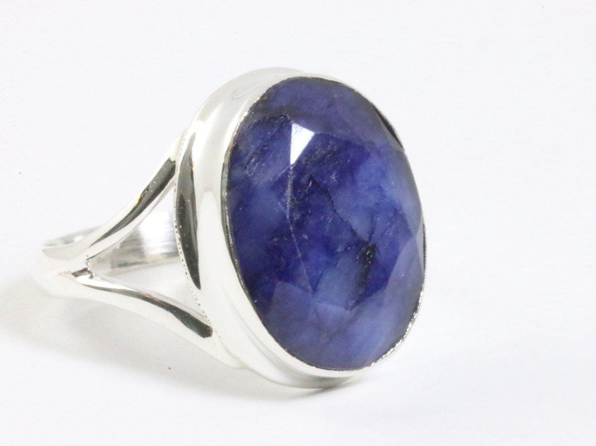 Ovale zilveren ring met blauwe saffier - maat 17.5