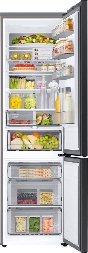 Zwarte Samsung koel-vriescombinatie met de deuren geopend. Volledig gevuld met diverse etenswaren, groenten, fruit en dranken, georganiseerd op planken en in lades.