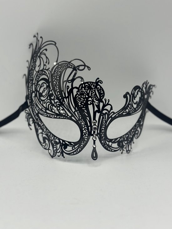 Foto: Venetiaans masker vrouw elegant zwart metalen masker met glinsterende strass steentjes masquerade masker feest masker gemaskerd bal masker met de hand gelaserd gala masker vrouw