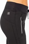 Close-up van een zwarte sportbroek met ritszak.