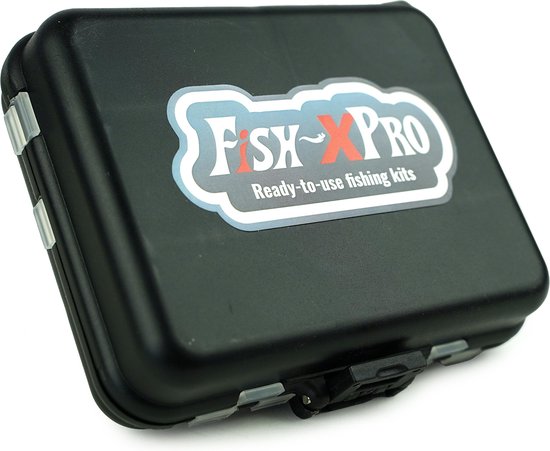Gesloten zwarte tacklebox met opdruk 'Fish-Xpro Ready-to-use fishing kits'.