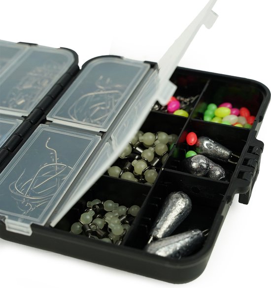Open tacklebox met vakjes vol visbenodigdheden: loodjes, vishaken, kralen en wartels.
