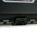 Detail van de gesloten zwarte tacklebox met de 'Fish-Xpro' logo en sluiting.