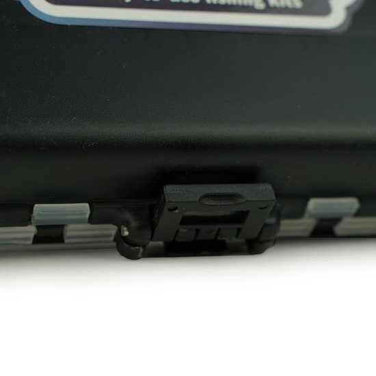 Detail van de gesloten zwarte tacklebox met de 'Fish-Xpro' logo en sluiting.
