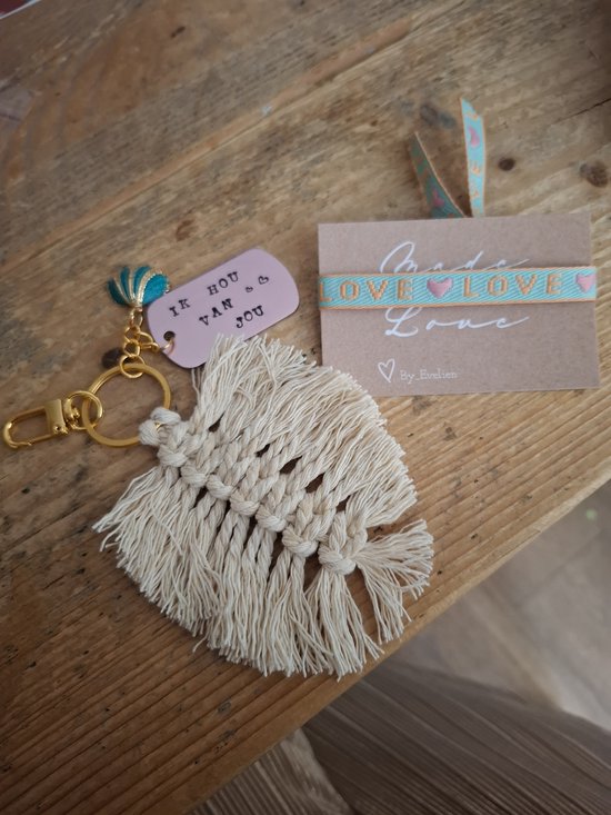 Foto: By evelien bohemian macram sleutelhanger ik hou van jouw love valentijn vriendin beige tassen hanger handmade geknoopt goud schelp uniek cadeau musthave feestdagen ibiza moeder dochter bff