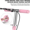 Roze kinderstep met handrem en pinkleurige handgrepen.