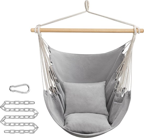 Grijze hangstoel met een kussen, houten spreidstok en ophangketting en karabijnhaak.