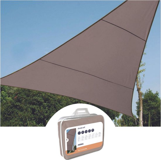 Bruin driehoekig schaduwdoek in een verpakking, met de tekst "shade sail" en "PEREL fun outside".