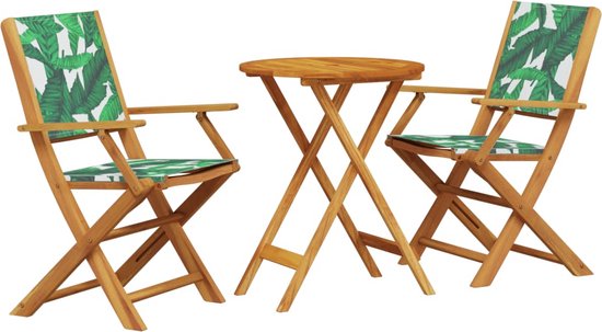 Set van houten bistrotafel en twee houten klapstoelen met groen bladpatroon.