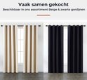 Twee sets beige en zwarte gordijnen, opgehangen aan zwarte gordijnroedes voor witte ramen. Beschikbaar in beige en zwart.