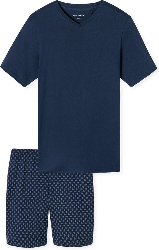 Donkerblauw effen V-hals T-shirt met korte mouwen en een pyjamashort met een ruitjespatroon in donkerblauw en lichtblauw.