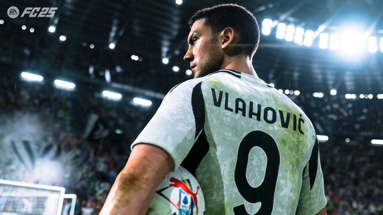 Footballspeler Vlahovic met nummer 9 op zijn witte tenue, hij houdt een voetbal vast in een stadion.