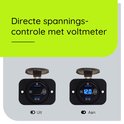 Twee vergelijkbare zwarte USB-stopcontacten met deksels. Eén met een blauwe voltmeter van 12.0V (Aan), de andere zonder display (Uit).