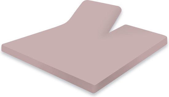 Drap-housse de topper fendu jersey rose pâle, isolé sur fond blanc.
