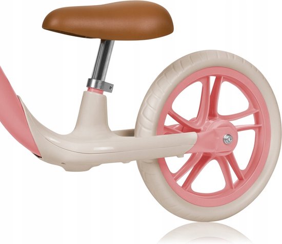 Close-up van het zadel en achterwiel van een roze loopfiets.