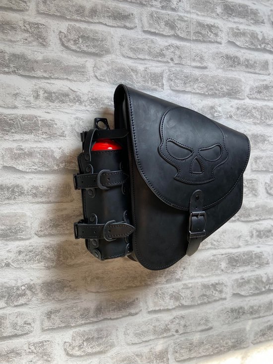 Zwarte lederen motortas met schedelmotief, bijpassende bidonhouder naast de tas.