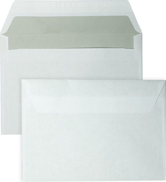 Twee witte, zelfklevende enveloppen van 114 x 162 mm. Eén open, één gesloten.