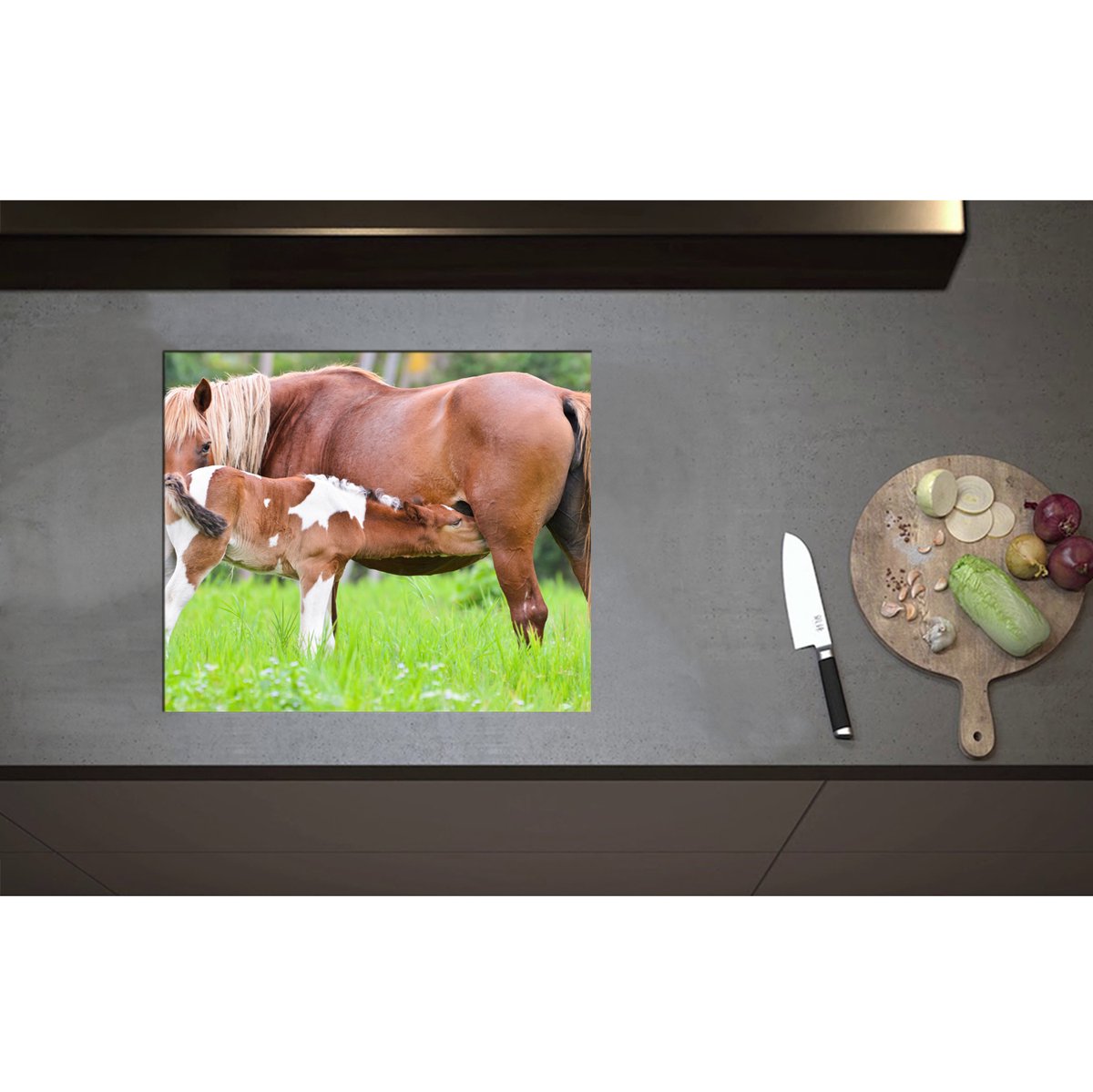 Inductieplaat Beschermer - Bruin met Wit Gevlekt Veulentje Drinkend bij Moeder in het Grasveld - 59x50 cm - 2 mm Dik - Inductie Beschermer - Bescherming Inductiekookplaat - Kookplaat Beschermer van Zwart Vinyl