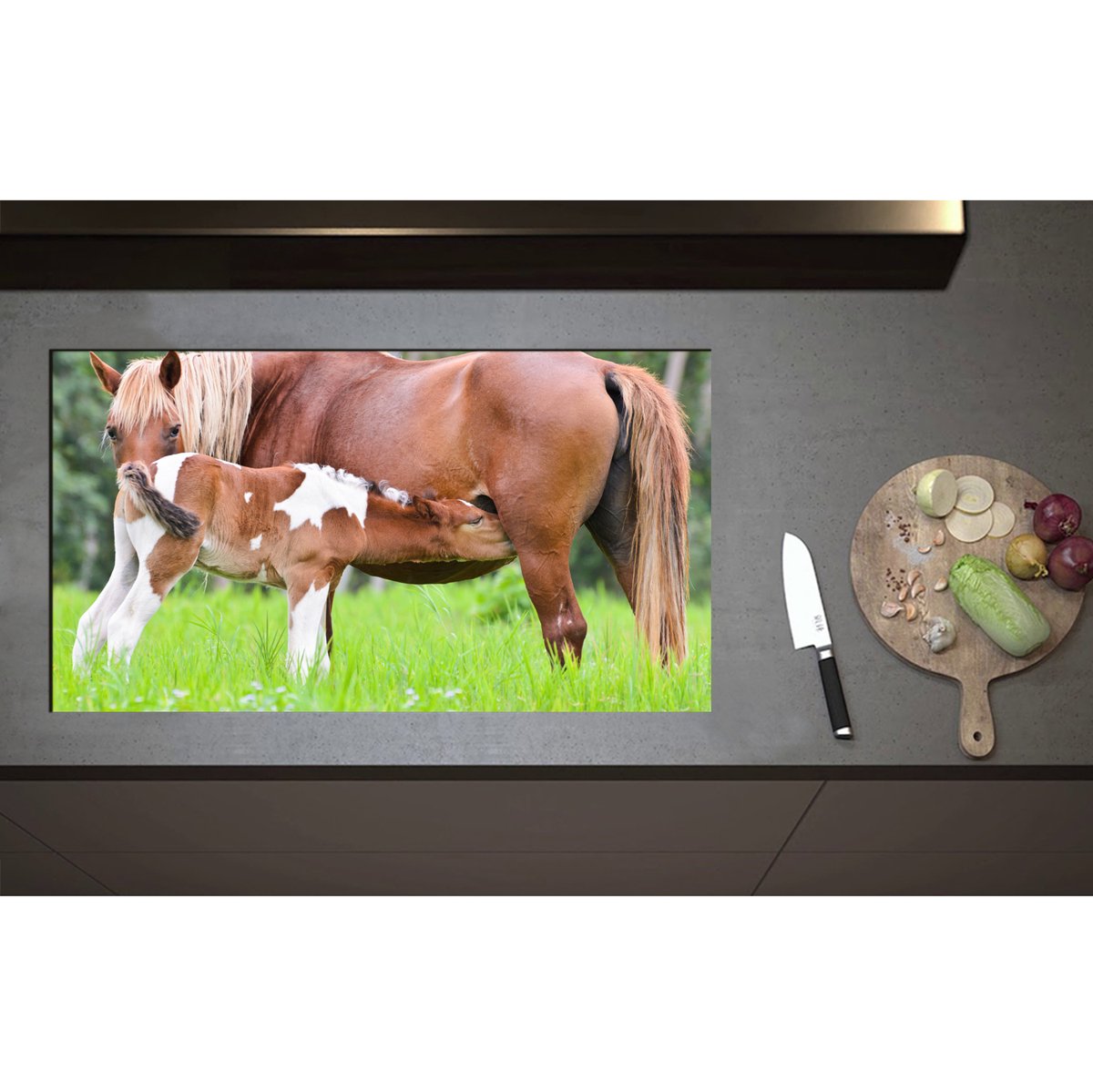 Inductieplaat Beschermer - Bruin met Wit Gevlekt Veulentje Drinkend bij Moeder in het Grasveld - 90x50 cm - 2 mm Dik - Inductie Beschermer - Bescherming Inductiekookplaat - Kookplaat Beschermer van Wit Vinyl