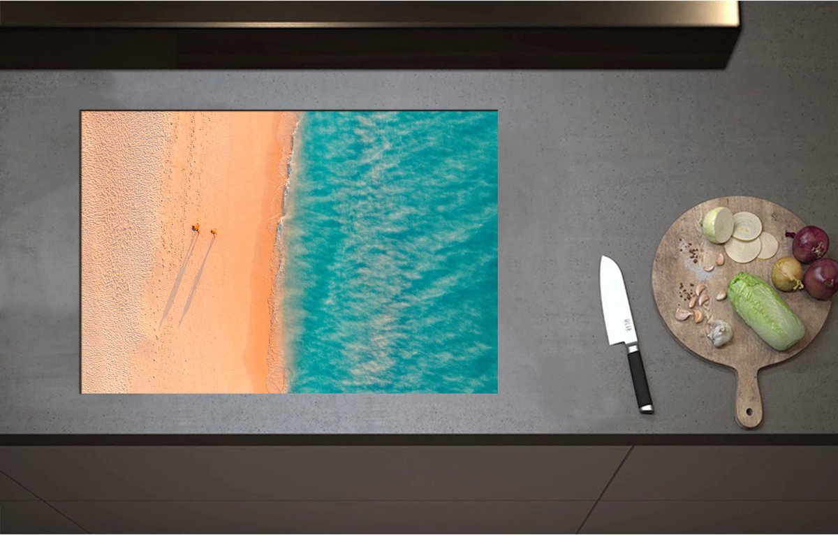 Inductieplaat Beschermer - Bovenaanzicht van Koppel tijdens Strandwandeling langs Felblauwe Oceaan - 75x51 cm - 2 mm Dik - Inductie Beschermer - Bescherming Inductiekookplaat - Kookplaat Beschermer van Zwart Vinyl
