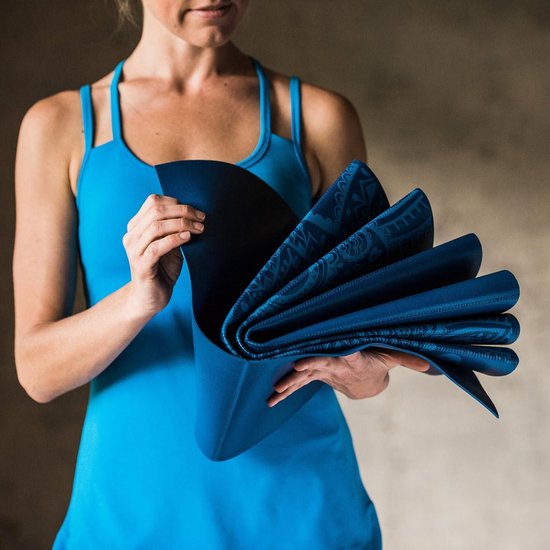 Opvouwbare Reis Yogamat - Gaiam - voor Yoga, Pilates en Vloertrainingen - 68 inch x 24 inch x 2mm van Gaiam — afbeelding 5