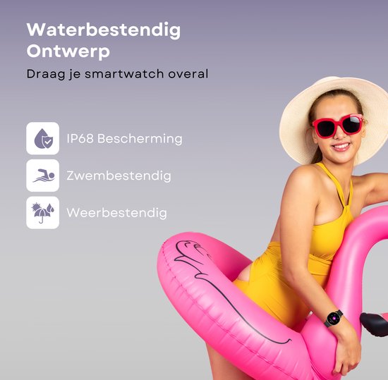 Vrouw in geel badpak met opblaasbare flamingo, zonnehoed en zonnebril. Smartwatch om pols. "Waterbestendig Ontwerp".