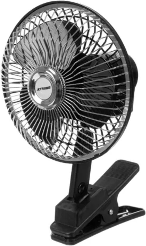 Zwarte 12V auto-ventilator met clipbevestiging en zilverkleurige metalen grill met het merk XTROBB.
