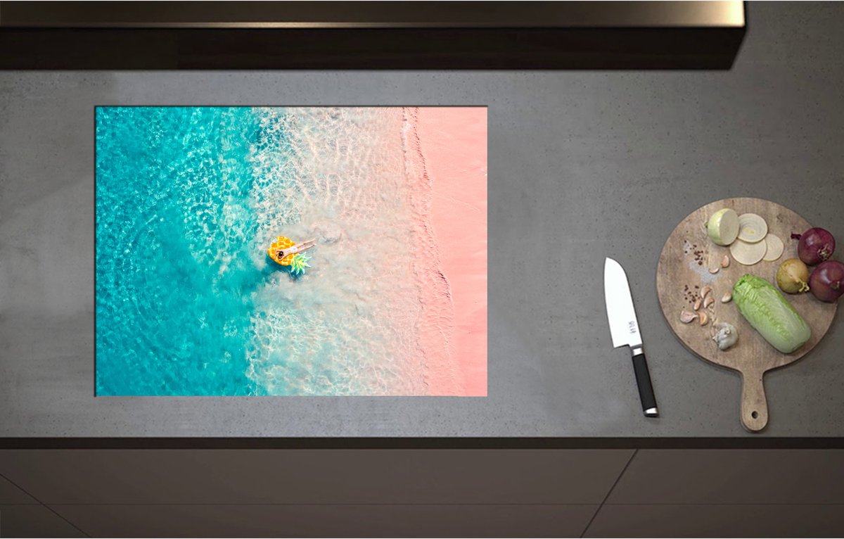 Inductieplaat Beschermer - Bovenaanzicht van Vrouw Liggend op Floatie in Heldere Oceaan - 70x52 cm - 2 mm Dik - Inductie Beschermer - Bescherming Inductiekookplaat - Kookplaat Beschermer van Zwart Vinyl
