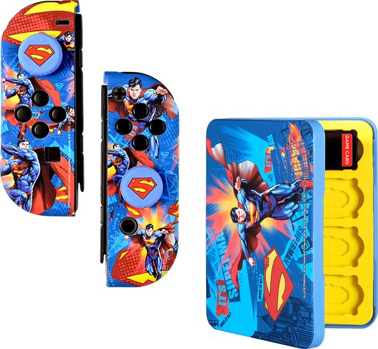 Blauw hoesje met Superman-print en gele binnenzijde, tevens een blauwe gamecard houder met Superman-print.