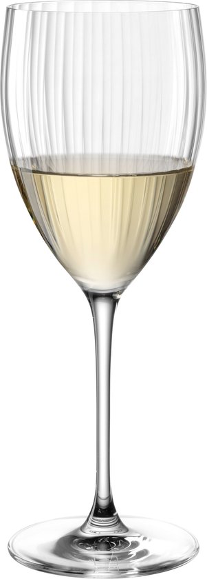 Glas met verticale ribbels, gevuld met witte wijn, op witte achtergrond.