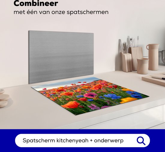 Een kookplaatbeschermer met een bloemenprint van rode, roze en blauwe klaprozen, naast een spatbord.