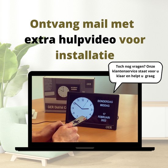 Laptop scherm toont installatievideo voor OER dementieklok, met een hand die een afstandsbediening vasthoudt.